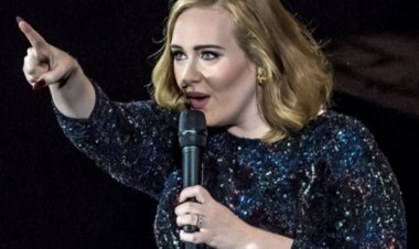 «اللي هيحدف حاجة هموته».. أديل تهدد الجمهور بعد رمي متعلقاته الشخصية على المسرح