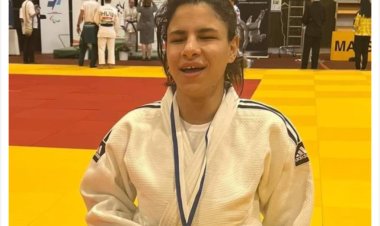 رئيس جامعة القاهرة يهنئ لاعبة منتخب الجودو للمكفوفين لفوزها بالميدالية الذهبية بفنلندا