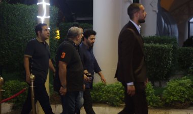 شاهد| هشام عباس والشاعري أول الحاضرين في عزاء علاء عبد الخالق