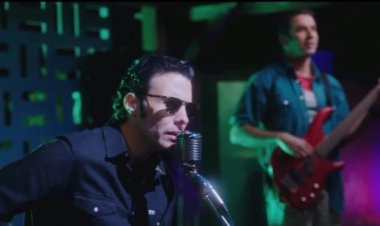 بعد عرض «ريفو 2».. فانز أمير عيد يطالبون بحفل للفرقة بملابس وديكور التسعينات