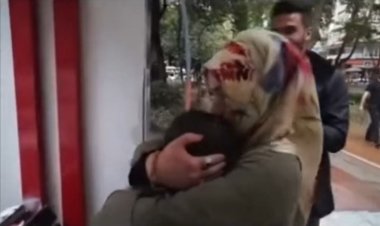 فتاة تعانق امرأة ظناً منها أنها والدتها المتوفية