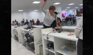 لتأخر رد الموظف عليها.. امرأة تحطم شاشات الكومبيوتر في مطار مكسيكو سيتي الدولي