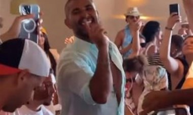 أحمد سعد ومحمد صلاح يرقصان على أغنية «اليوم الحلو ده»