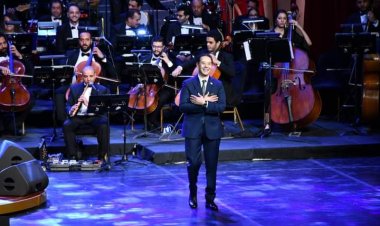 مدحت صالح يتألق في حفل «الأستاذة» بدار الأوبرا المصرية