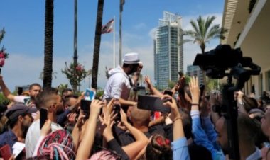 وسط استقبال حافل بمطار بيروت.. تامر حسني يرفع علم لبنان