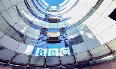 مذيع مشهور يدفع مبالغ باهظة لمراهق مقابل صور إباحية.. ما القصة؟