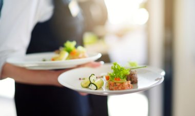 توفيرًا للنفقات.. عريس وعروس يطلبان من المعازيم: «كل واحد يساعد نفسه واللي جمبه»