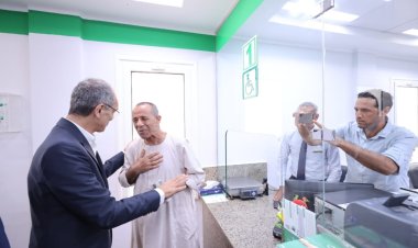 وزير الاتصالات يتفقد أعمال مد كابلات الألياف الضوئية لتوفير خدمة الانترنت فائق السرعة