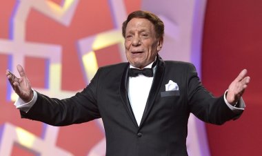 بعد تصدره التريند.. عمرو أديب يكشف تفاصيل الحالة الصحية لـ عادل إمام