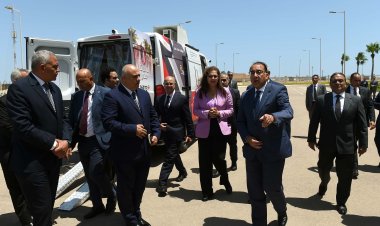 رئيس الوزراء يشهد اصطفاف 20 مركزاً تكنولوجياً متنقلا لتقديم الخدمات الحكومية