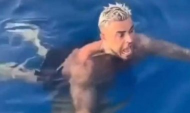 شاب يلامس جسده سمكة قرش..  ويصرخ طلباً للمساعدة