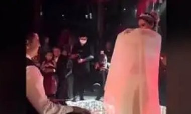 «على أغنية أنت عمري».. عروس تتصدر التريند بعد ارتدائها بدلة رقص في حفل الزفاف وآخرى تظهر بالبكيني