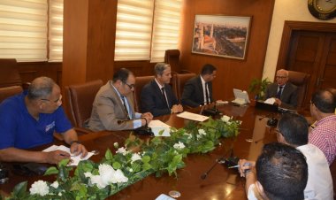 محافظ بورسعيد يتابع سير العمل بعدد من إدارات الديوان العام