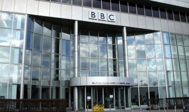 فضيحة على الهواء.. مذيع BBC يدفع مالاً لشخص مقابل تصويره عاريًا