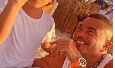 تاتوهات وحلق.. أحدث ظهور لعمرو دياب مع إبن رزان مغربي