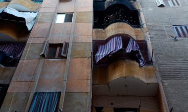 «توفي الأب والأم وإصابة الأبناء».. المعمل الجنائى يعاين حريق شقة فيصل (صور)