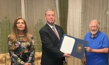 السفارة الفلسطينية تمنح يحيى الفخرانى وسام الثقافة والعلوم والفنون