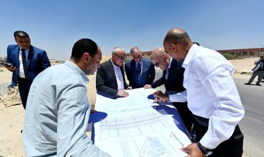 وزير الإسكان يتفقد مشروعات تطوير محاور الطرق ومشروع منطقة الخدمات بمدينة القاهرة الجديدة