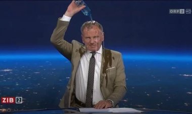 بسبب الطقس السيئ.. مذيع نمساوي ينهي نشرة الأخبار بسكب زجاجة مياه على رأسه