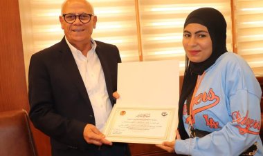 محافظ بورسعيد يكرم الطالبة ندى عبد الباقي الأولى على الجمهورية في شهادة الدبلومات الفنية