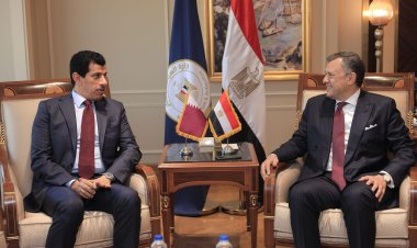 مباحثات بين مصر وقطر لدفع حركة السياحية.. وتبادل للهدايا التذكارية
