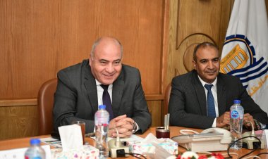 الداودى يستعرض تصميم كورنيش النيل الشرقى الجديد بمدينة قنا