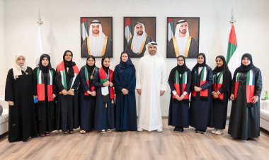 سارة الأميري تكرّم فريق مؤسسة الإمارات للتعليم المدرسي الفائز في المسابقة العلمية بالكويت