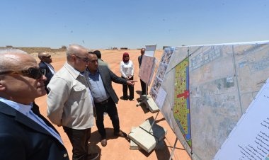 وزير الإسكان يتفقد أعمال الطرق الجارى تنفيذها بالمناطق المضافة لمدينة الشروق
