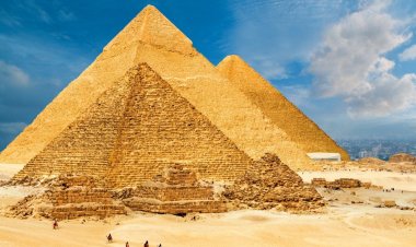 الحبس وغرامة 100 ألف جنيه.. عقوبة تسلق أهرامات الجيزة