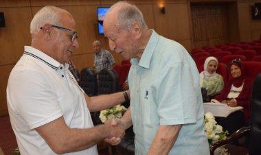 محافظ بورسعيد يستقبل عددا من أبطال القوات المسلحة وأسرهم