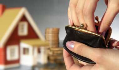 عالم بالأوقاف يوضح حكم إنفاق المرأة على بيت الزوجية