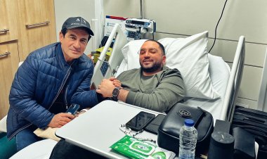 «المال والشهرة لا تنفع في المرض».. المطرب محمد ثروت آخر تطورات الحالة الصحية لنجله