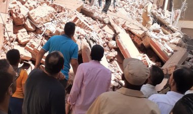 انتشال 3 جثث من أسفل عقار رشيد المنهار وإصابة أحد أفراد الإنقاذ و8 مواطنيين آخرين | صور