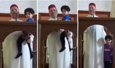 فيديو أدهش الملايين.. طفل يصعد للمنبر وخطيب الجامع يبتسم ويحمله