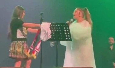 هل قامت أصالة برمي العلم السوري؟.. إعرف القصة