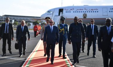 الرئيس السيسي يعود لأرض الوطن بعد مشاركته في القمة الأفريقية التنسيقية بكينيا