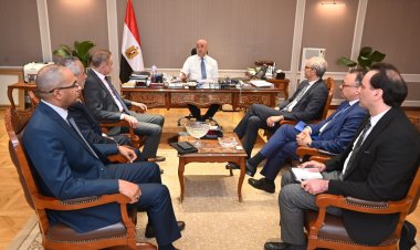وزير الإسكان يلتقي مسئولى شركة «أكوا باور» لبحث الاستثمار في مجال تحلية مياه البحر