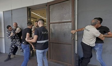 لبنان.. مودع يقتحم مصرفا مع نجله ويحرر وديعته