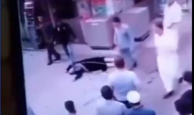 خلص عليها والناس بتتفرج..  شاب يُنهي حياة  والدته في الشارع