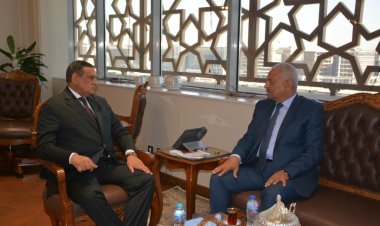 وزير التنمية المحلية يتابع مع محافظ السويس الموقف التنفيذي للمشروعات التنموية والخدمية الجارية