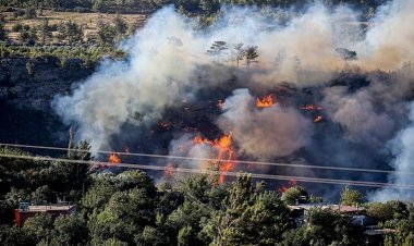 إخلاء المنتجعات الساحلية اليونانية بسبب حرائق الغابات