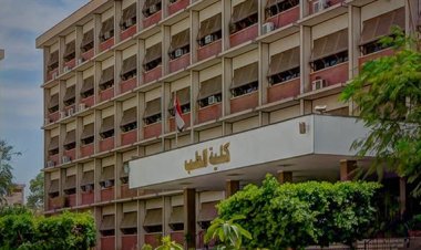 أستاذ باليابان يكشف سر رسوب 60% في طب أسيوط.. ونشطاء: مهزلة
