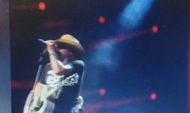 أصيب بإجهاد حراري.. مغني أمريكي يقطع عرضه الموسيقي بعد شعوره بالإرهاق