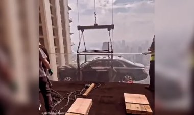 ملياردير صيني يرفع سيارته «الرولز رويس» إلى شقته في الطابق الـ 44