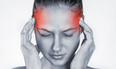 طبيب مخ وأعصاب يكشف 5 أسباب لـ«الصداع»