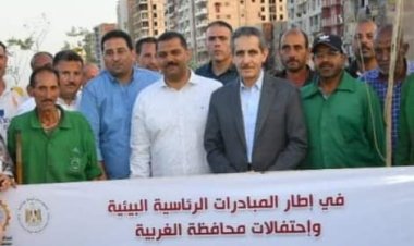 لمواجهة الحرارة المرتفعة.. توزيع عصائر وملابس جديدة وواقي شمس على عمال النظافة بطنطا