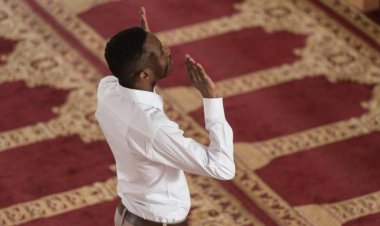 التشهد الأوسط.. أمين الفتوى يحذر من فعل يبطل الصلاة