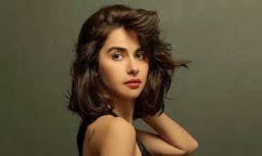 بالصور.. ممثلة تركية تشعل الجدل بعد ظهورها عارية على شاطئ البحر