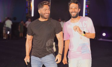 أحمد عصام يُنهي تجهيزات حفل تامر حسني بالعلمين.. صور