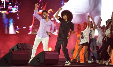 واكلين إيه قبل ما تيجوا؟.. تامر حسنى يمازح جمهور حفله بمهرجان العلمين